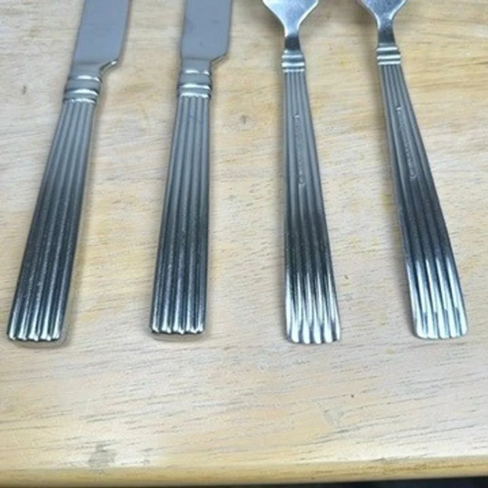 REED & BARTON CRESCENDO II Stainless 18/10 2 Dinner Forks & 2‎ Dinner Knives